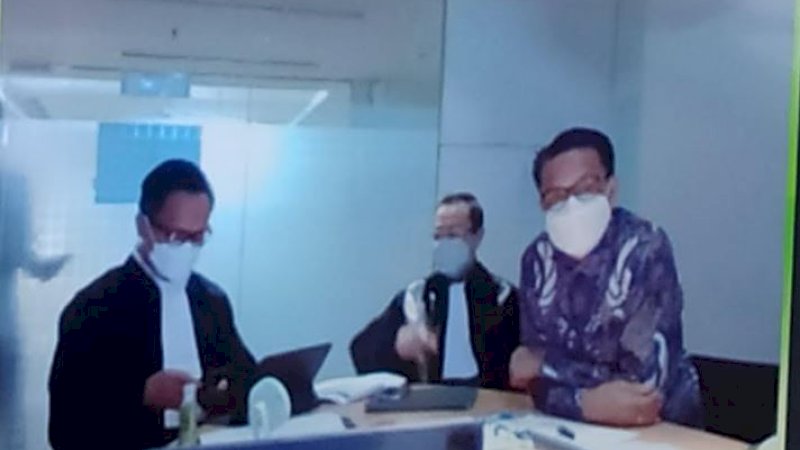 Terdakwa Nurdin Abdullah (kanan) dihadirkan secara virtual dari ruang tahanan KPK di Jakarta, Jumat (5/11/2021).