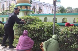 HUT Ke-76, Batalyon C Brimob Polda Bersihkan Gereja dan Masjid