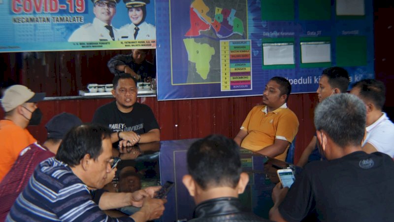 Camat Tamalate Fahyuddin Didampingi Oleh Sekretaris Camat Tamalate Ari Fadli memimpin Rapat Koordinasi di Kantor Camat Tamalate Jalan Danau Tanjung Bunga Makassar,” Sabtu (06/11/2021).