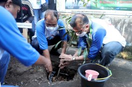 Sambut Hut Kota Makassar, Danny Bersama KBA SMPN 5 Tanam 30 Ribu Bibit Pohon Sepanjang Kanal