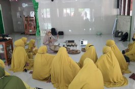 Dosen Farmasi UMI Latih Anggota Majelis Taklim Olah Rimpang dan Herba untuk Imunitas