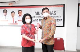 Kumpulkan 1.182 Kantong Darah dalam Sehari, Ketua PMI Sulsel Terima Penghargaan LEPRID