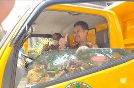 Lihat Aksi Amran Mahmud Geber Dump Truck, Mobil Pengangkut Sampah untuk Wajo Mapaccing