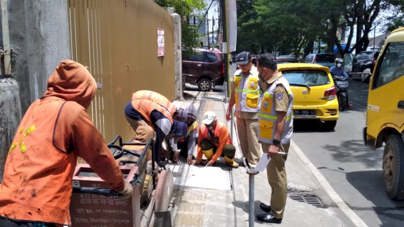 Perbaikan jalan oleh Dinas PU Makassar.