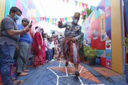 Mengenang Masa Kecil, Danny-Fatma Bermain Dende’-Dende’ di HUT Ke-414 Kota Makassar