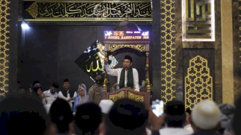 Ustaz Abdul Somad saat ceramah di Masjid Agung, Kabupaten Jeneponto, Sulawesi Selatan, Selasa (9/11/2021).