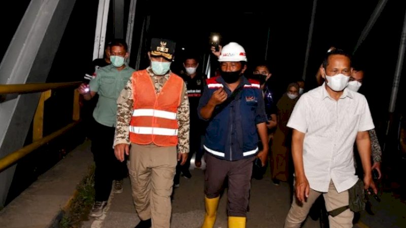 Malam-Malam, Plt Gubernur Sulsel Tinjau Langsung Penanganan Jembatan Sungai Battang