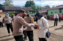 Empat Anggotanya Bawa Dompet Kosong, Kapolsek Biringkanaya Isi dengan Uang Lembaran