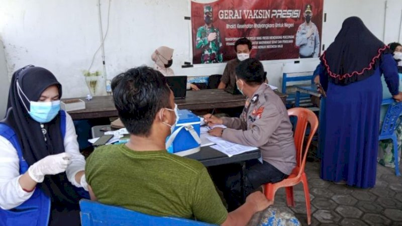 Gerai Vaksin Presisi di Pos Kamseltibcar Lantas Polres Takalar di Jalan H.M. Manjarungi, Kecamatan Pattallassang, Kabupaten Takalar, Rabu (10/11/2021).