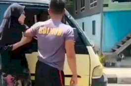 Sudah Diamankan, Lelaki Berbaju Brimob Viral Tinju Angkot Berteriak