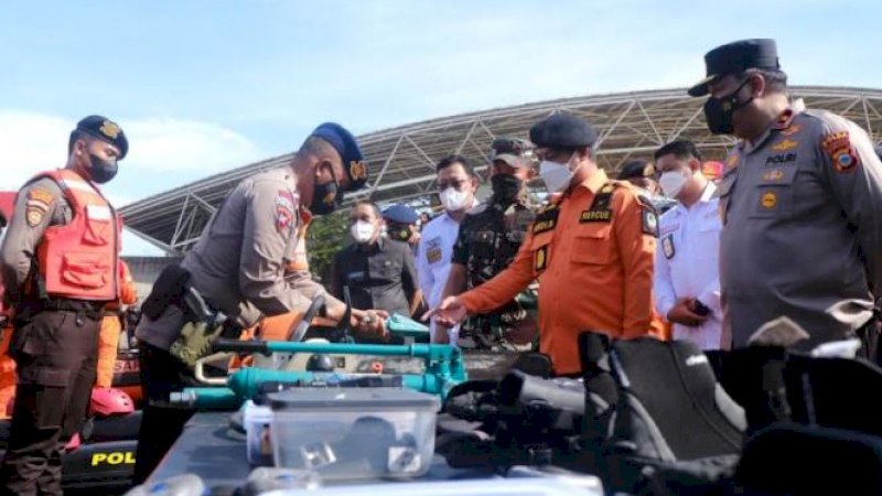 Apel gelar pasukan kesiapsiagaan penanganan bencana alam dan pengecekan peralatan SAR wilayah Sulawesi Selatan (Sulsel) dilaksanakan di Lapangan Karebosi, Kamis (11/11/2021).