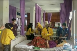 Sentuh Masyarakat di HUT Ke-57 Golkar dan HKN, IIPG dan KPPG Sulsel Santuni Pasien di RS Toraja Utara