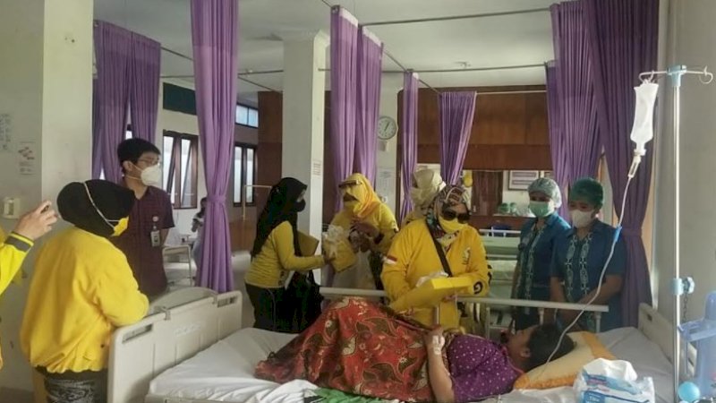 Sentuh Masyarakat di HUT Ke-57 Golkar dan HKN, IIPG dan KPPG Sulsel Santuni Pasien di RS Toraja Utara