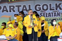 Sosialisasikan Airlangga Capres, Taufan Pawe Orasi Keliling Lapangan Diguyur Hujan Deras