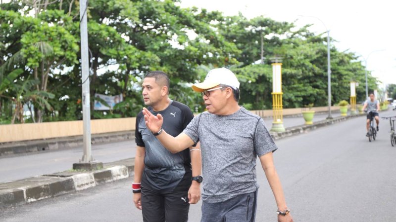 Wali Kota Parepare, Taufan Pawe (kanan), bersama CEO PSM Makassar, Munafri Arifuddin).