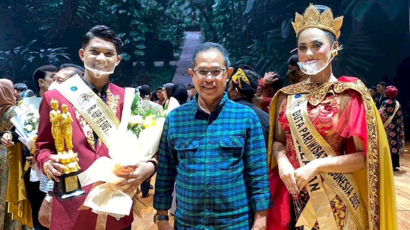 Kepala Dinas Kebudayaan dan Kepariwisataan Sulawesi Selatan (Sulsel), Muhammad Jufri (tengah), saat memberikan dukungan kepada Andi Suci (kiri) dan Imran Munir (kanan) berkompetisi dalam ajang pemilihan Duta Pariwisata Indonesia (DPI) 2021. (Foto: Adwindo Sulsel)
