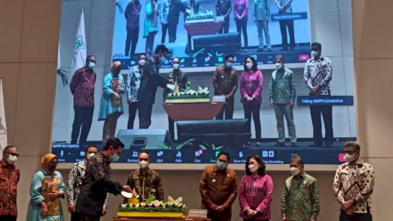Perayaan ulang tahun (ultah) Masyarakat Profesi Penilai Indonesia (Mappi) di sela-sela pelaksanaan seminar nasional di Hotel Claro, Kota Makassar, Selasa (16/11/2021).