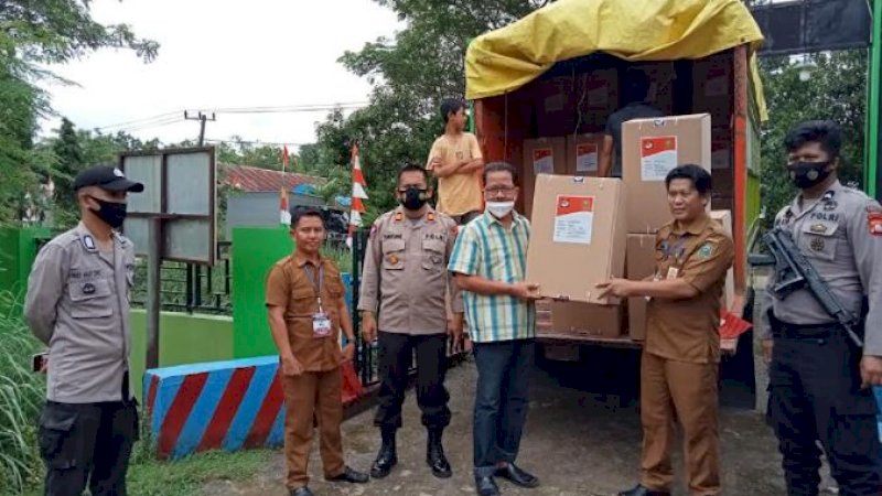 Kepolisian mengawal pendistribusian logistik pelaksanaan pemilihan kepada desa (pilkades) di Kabupaten Takalar.