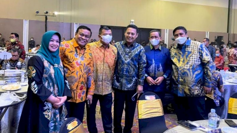 Bupati Wajo, Amran Mahmud (kedua kanan), bersama deretan tokoh Sulsel di Hotel Claro Makassar, Selasa malam (16/11/2021).