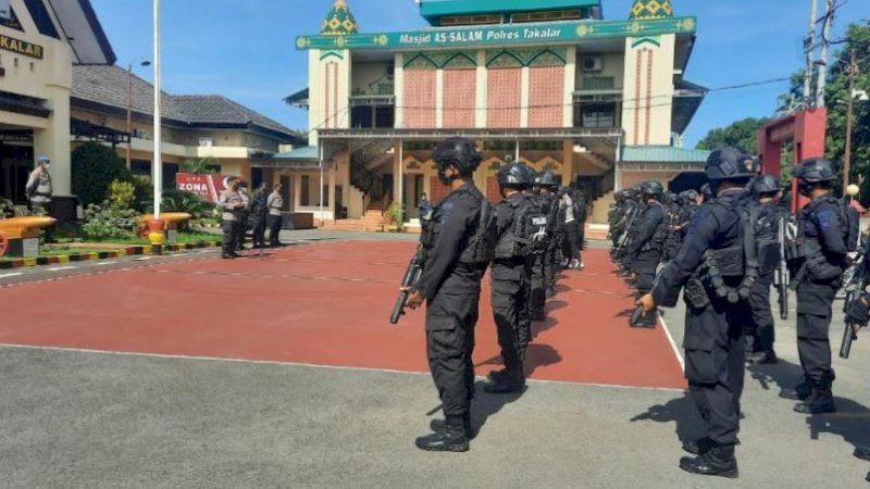 Demi memastikan seluruh prosesnya berjalan aman dan lancar, dua peleton personel Brimob Polda Sulsel dikerahkan untuk membantu pengamanan.