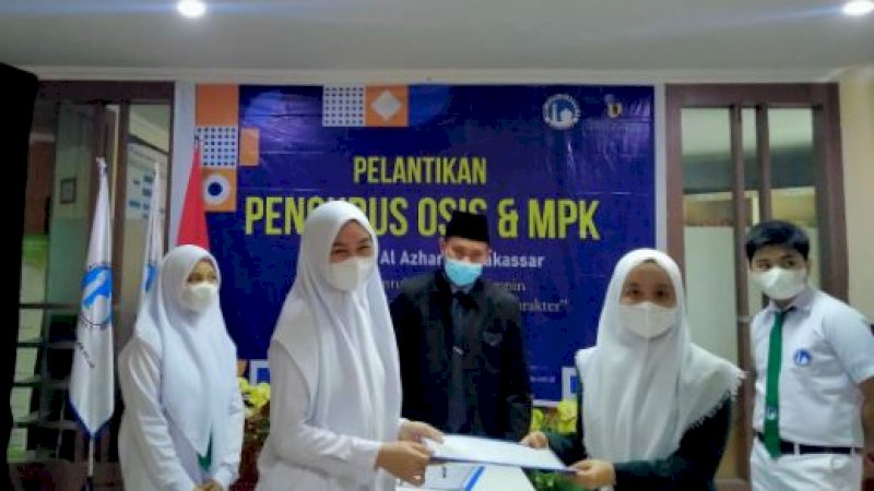 Pelaksanaan pelantikan pengurus OSIS dan MPK SMP Islam Al Azhar 24 Makassar masa bakti 2021--2022. 