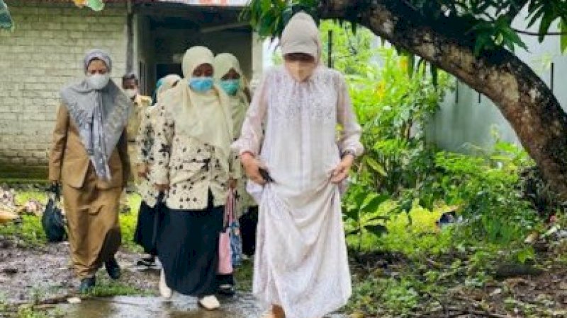 Hasnah Syam Kunjungi Rumah-Rumah Warga Serap Aspirasi dan Salurkan Bantuan