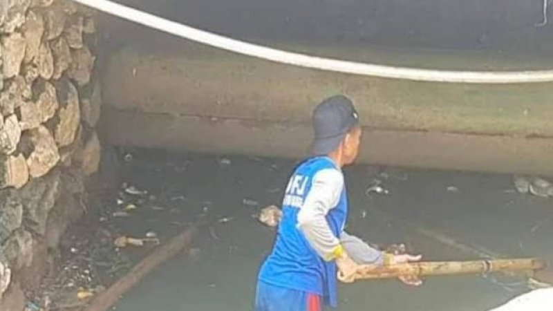 Pipa besar yang terbentang di bawah jembatan dan menyebabkan air hujan melambat.