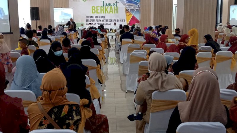 Kegiatan Jumat Berkah dan berbagi yang dilaksanakan AAS Foundation dan PT Tiran Group kepada ratusan anak yatim dan panti asuhan di AAS Building, jl Urip Sumiharjo, Jumat,  (18/11/21).