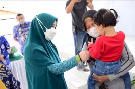 Anak Stunting di Gowa Terima Bantuan Paket Sembako dari PKK Sulsel