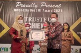 Ketua TP PKK Enrekang Raih Penghargaan Trusted Achievement Quality Award 2021