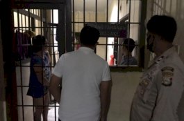 Sidak Malam-Malam ke Polsek Wara, Kapolres Palopo Ceramahi Tahanan