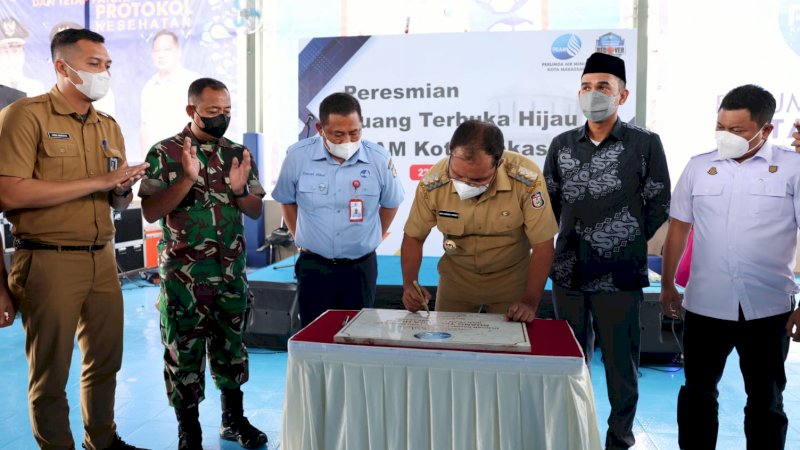 Wali Kota Makassar, Moh Ramdhan Pomanto resmikan RTH di PDAM Makassar, Senin, (22/11/21).