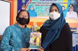 Terharu Bukunya Diborong Ketua PKK Parepare, Naoemi Doakan Erna Jadi Wali Kota