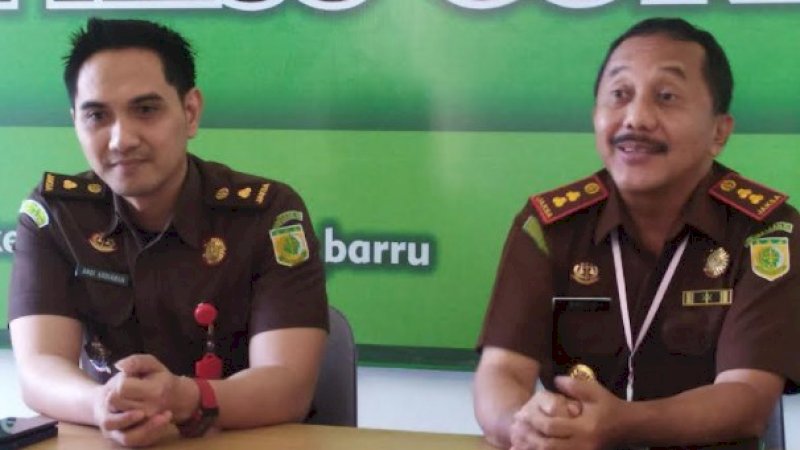 Kasi Pidsus Kejari Barru, Andi Ardiaman (kiri) dan Kajari, Ardi Suryanto.