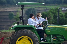 Diajari Mentan Tanam Jagung Pakai Traktor, Jokowi: Ternyata Sangat Mudah Sekali
