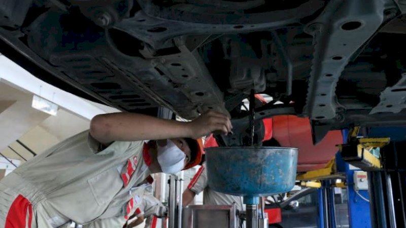 Teknisi Kalla Toyota sudah tersertifikasi sehingga mereka adalah orang-orang terlatih yang terbiasa menangani mobil dengan semua kondisi.