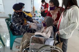 Melihat dari Dekat Serbuan Vaksinasi Lantamal VI; Inisiatif Santri, Lansia 93 Tahun, hingga Tukang Gali Kubur