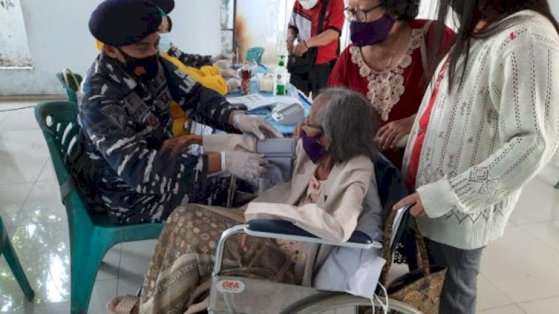 Wanita lansia berusia 93 tahun yang ikut vaksinasi di Lantamal VI Makassar. (Foto: Dok Lantamal VI)