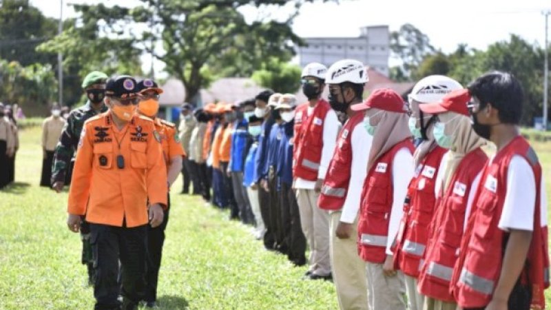 Sekretaris Daerah (Sekda) Kabupaten Luwu Utara, Armiadi memeriksa peserta apel kesiapsiagaan bencana baru-baru ini.