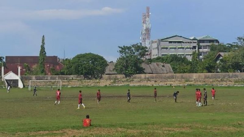Pertandingan berlangsung di Lapangan Fakultas Ilmu Keolahragaan (FIK) Universitas Negeri Makassar (UNM), Jalan Wijaya Kusuma, Banta-Bantaeng, Kecamatan Rappocini, Kota Makassar, Sulsel, Kamis (25/11/2021).