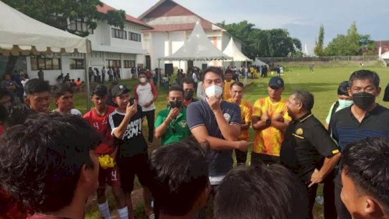 Bupati Sinjai, Andi Seto Gadhista Asapa, memberikan semangat kepada para pemain Perssin Sinjai. (Foto: Usman Pala/ Rakyatku.com)