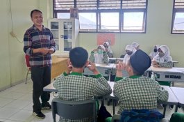 Rusdin Tompo Berbagi Tips Menulis Puisi di MTs Arifah Gowa