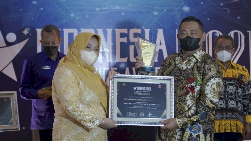 Dirut Perumda Air Minum Kota Makassar, Dr Hamzah Ahmad menerima penghargaan kategori The Best Reliable BUMD In Satisfactory Performance of The Year 2021 dari Indonesia Best Choice Award di The Alana Hotel & Convention Center Yogyakarta, Jumat 26 November 2021. 