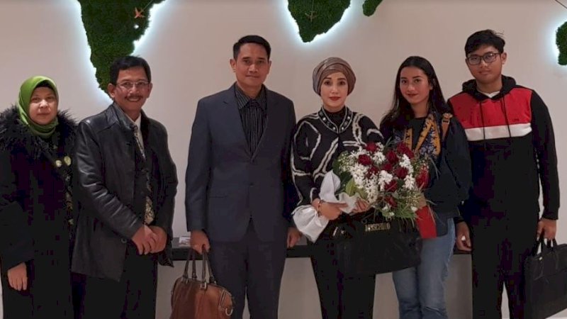 Istri Konsulat Jenderal (Konjen) Indonesia di Turki, Novianti As'ari, mengaku tertarik dengan desain baju hasil rancangan Erna Rasyid Taufan.