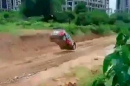 Detik-Detik Mobil Reli Ketua DPR RI Bambang Soesatyo Kecelakaan di Meikarta