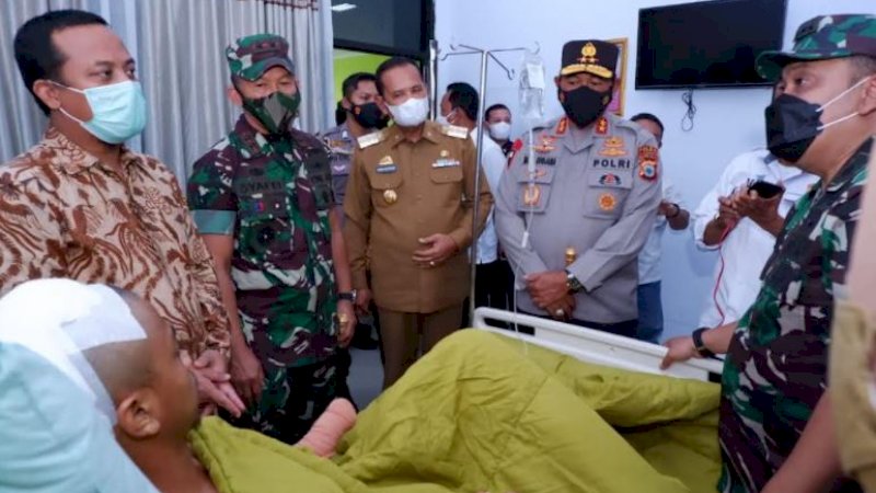 Kapolda Sulsel, Irjen Pol Nana Sudjana, saat menjenguk korban aksi penyerangan yang sedang menjalani perawatan intensif di RSUD Wahidin Sudirohusodo dan di RSAD Pelamonia, Selasa (30/11/2021).