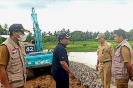 Bupati Wajo Amran Mahmud Tinjau Proyek Jalan Macero-Ujung Kessi, Harap Selesai Tepat Waktu