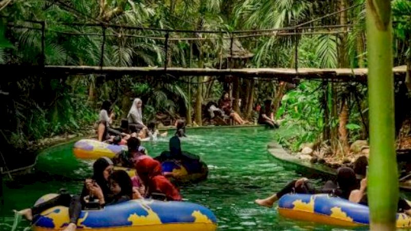 Bugis Waterpark Adventure dilengkapi dengan beragam wahana seru. 