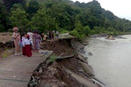 Kepala Dinas PU Barru Tinjau Jalan Ambles Antardusun di Mallusetasi