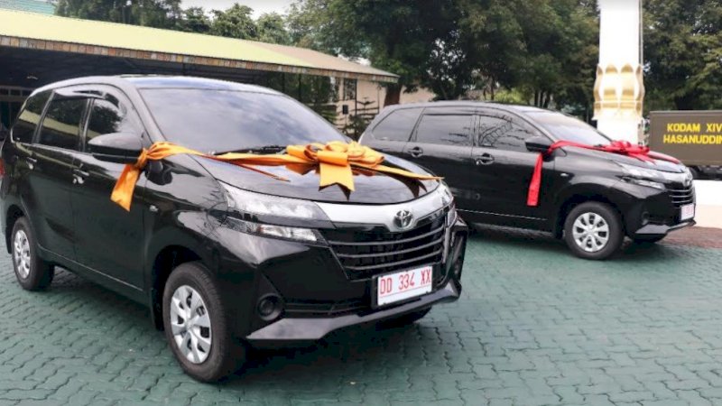 Kalla Toyota Serahkan Dua Unit Mobil ke Kodam XIV Hasanuddin